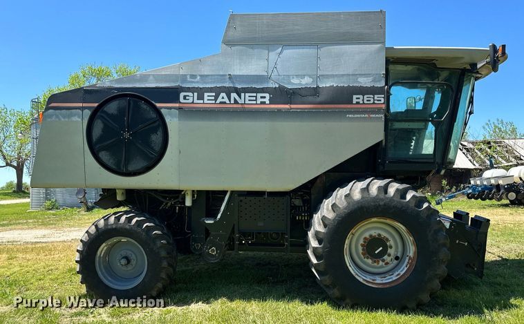 image for item DO4938 2006 Gleaner R65  combine