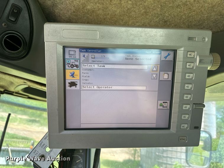 image for item DO4938 2006 Gleaner R65  combine