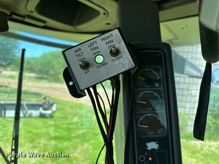 image for item DO4938 2006 Gleaner R65  combine