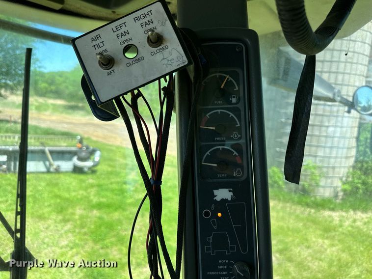 image for item DO4938 2006 Gleaner R65  combine