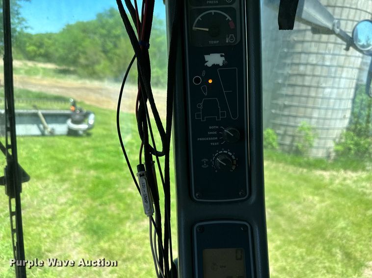 image for item DO4938 2006 Gleaner R65  combine