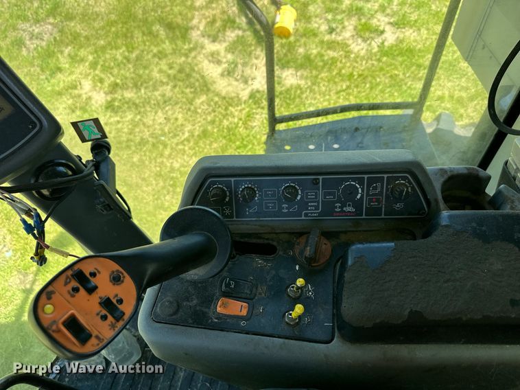 image for item DO4938 2006 Gleaner R65  combine