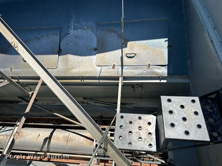 image for item DO4938 2006 Gleaner R65  combine