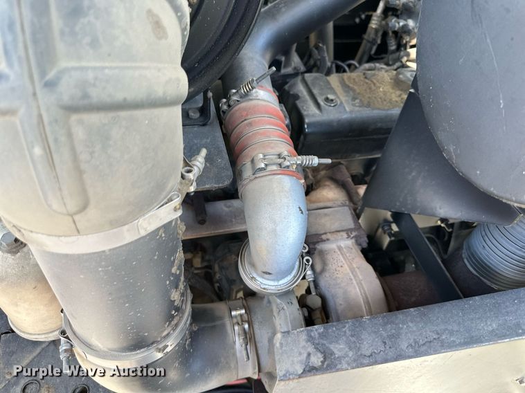 image for item DO4938 2006 Gleaner R65  combine