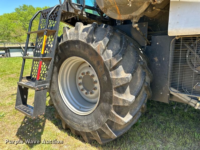 image for item DO4938 2006 Gleaner R65  combine