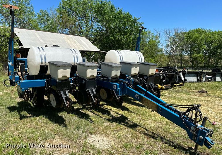 image for item DO4940 Kinze 3000  split row no-till planter