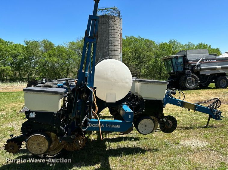 image for item DO4940 Kinze 3000  split row no-till planter