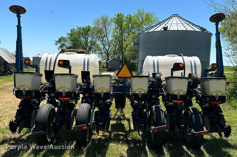 image for item DO4940 Kinze 3000  split row no-till planter