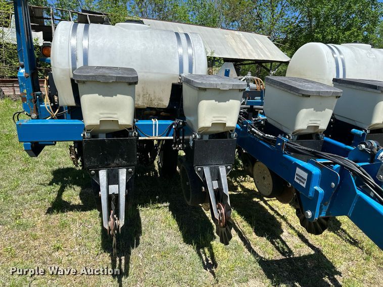 image for item DO4940 Kinze 3000  split row no-till planter
