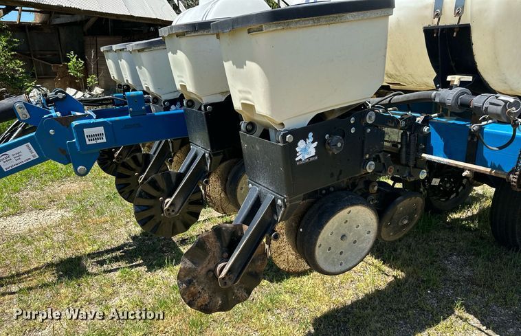 image for item DO4940 Kinze 3000  split row no-till planter