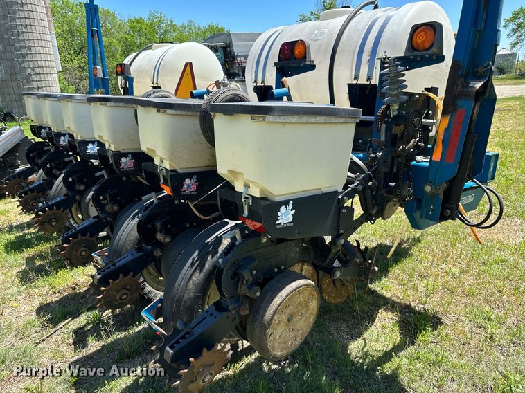 image for item DO4940 Kinze 3000  split row no-till planter