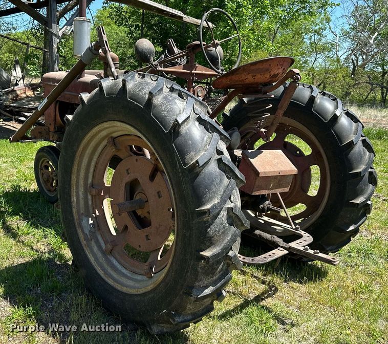image for item DO4941 Farmall H  tractor