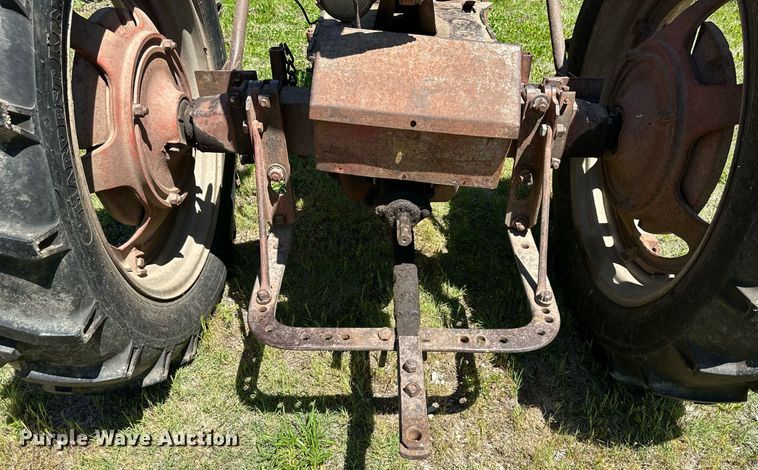 image for item DO4941 Farmall H  tractor