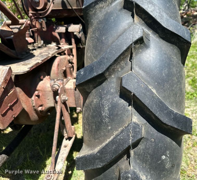 image for item DO4941 Farmall H  tractor