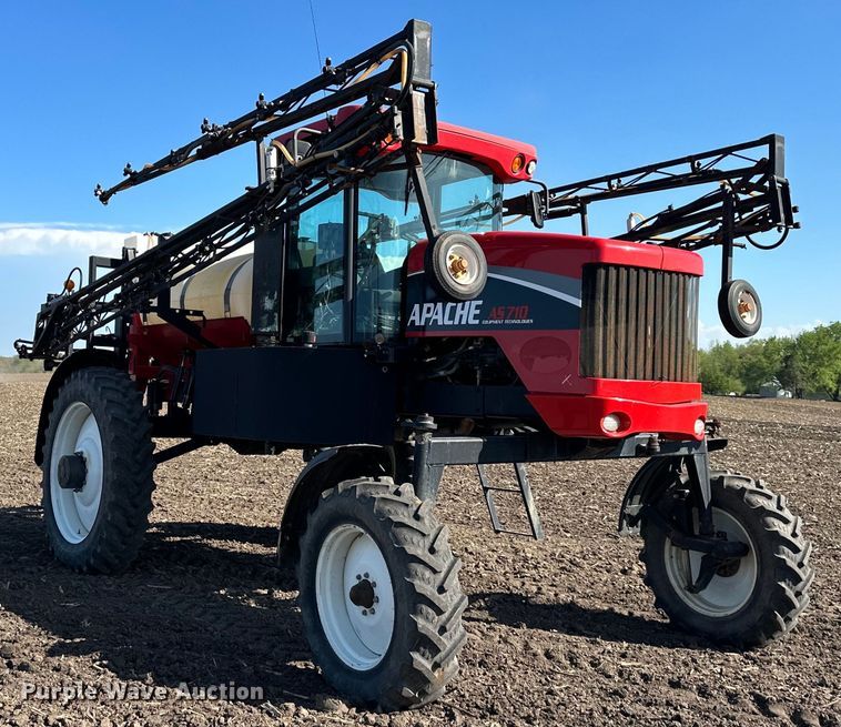 image for item DO4947 2006 Apache AS710  sprayer