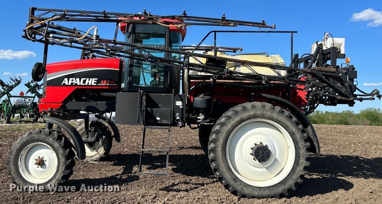 image for item DO4947 2006 Apache AS710  sprayer
