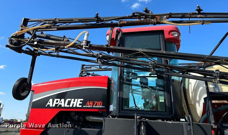 image for item DO4947 2006 Apache AS710  sprayer