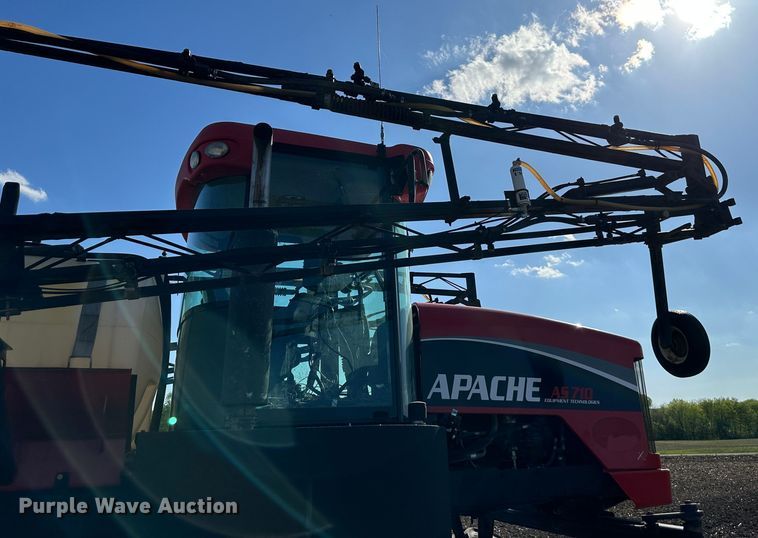 image for item DO4947 2006 Apache AS710  sprayer