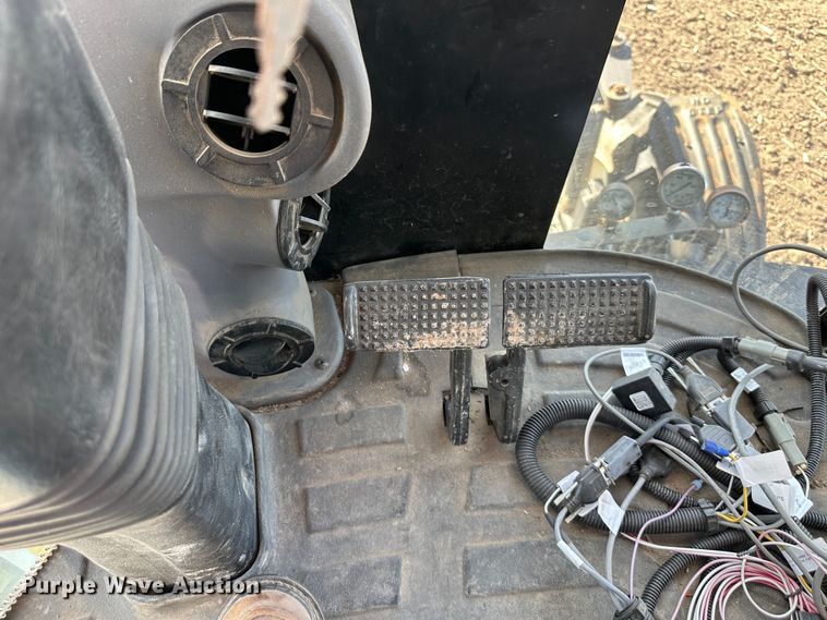 image for item DO4947 2006 Apache AS710  sprayer