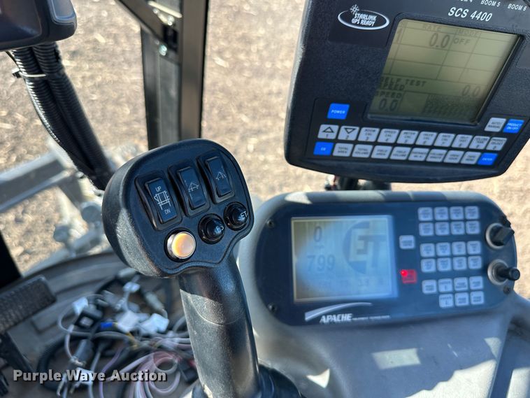 image for item DO4947 2006 Apache AS710  sprayer