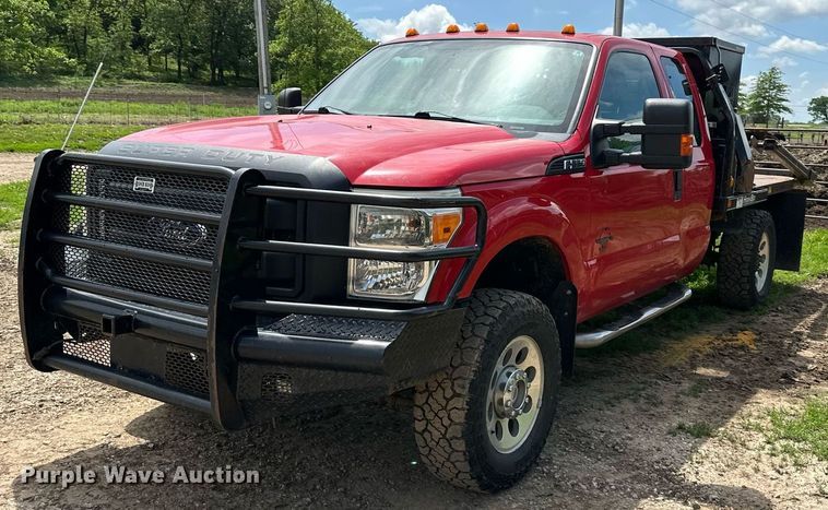 image for item DO5007 2011 Ford F350 Super Duty  SuperCab bale bed pickup truck