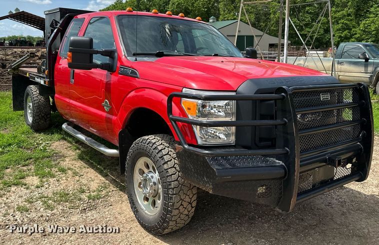 image for item DO5007 2011 Ford F350 Super Duty  SuperCab bale bed pickup truck