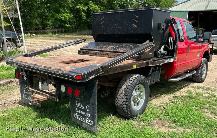 image for item DO5007 2011 Ford F350 Super Duty  SuperCab bale bed pickup truck
