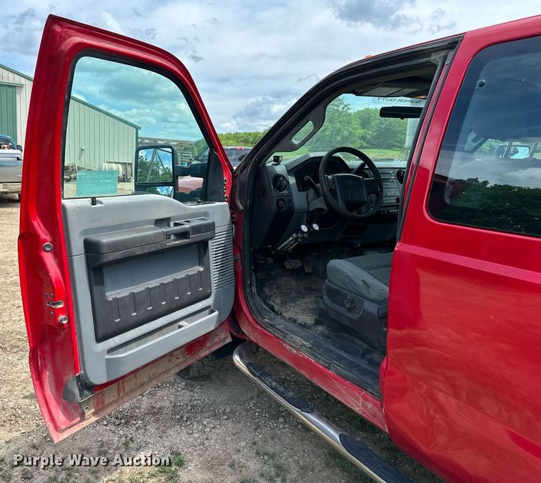 image for item DO5007 2011 Ford F350 Super Duty  SuperCab bale bed pickup truck