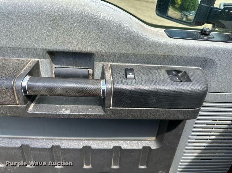 image for item DO5007 2011 Ford F350 Super Duty  SuperCab bale bed pickup truck