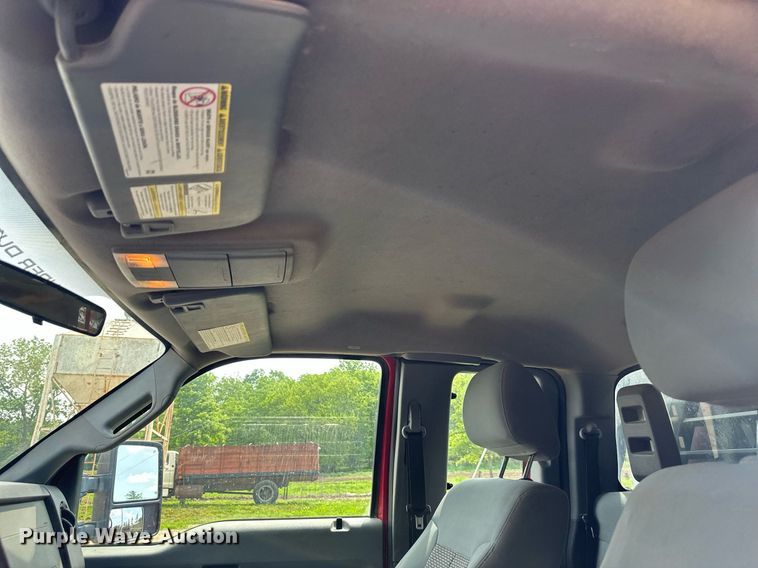 image for item DO5007 2011 Ford F350 Super Duty  SuperCab bale bed pickup truck