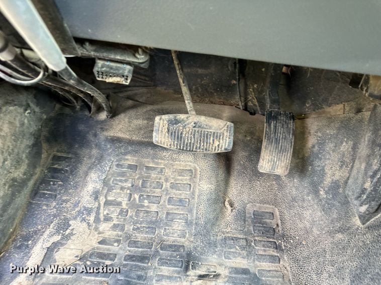 image for item DO5007 2011 Ford F350 Super Duty  SuperCab bale bed pickup truck