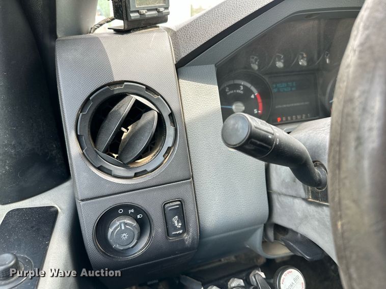 image for item DO5007 2011 Ford F350 Super Duty  SuperCab bale bed pickup truck