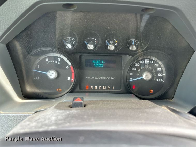 image for item DO5007 2011 Ford F350 Super Duty  SuperCab bale bed pickup truck