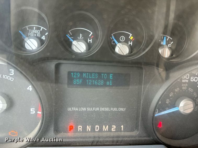 image for item DO5007 2011 Ford F350 Super Duty  SuperCab bale bed pickup truck