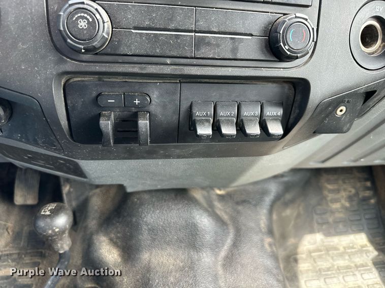 image for item DO5007 2011 Ford F350 Super Duty  SuperCab bale bed pickup truck