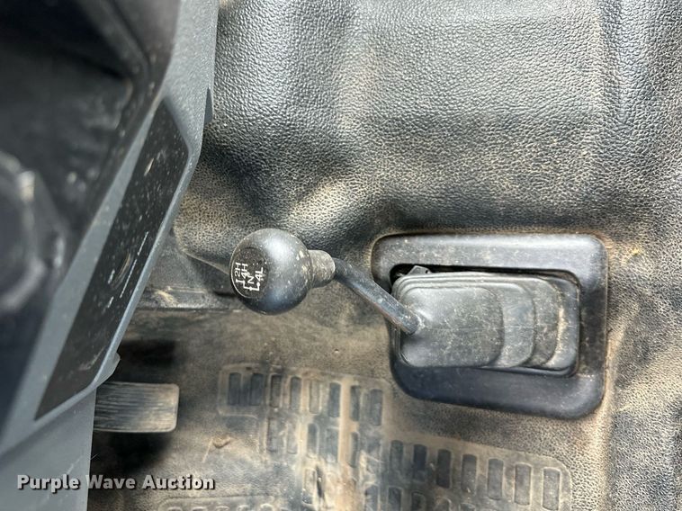 image for item DO5007 2011 Ford F350 Super Duty  SuperCab bale bed pickup truck