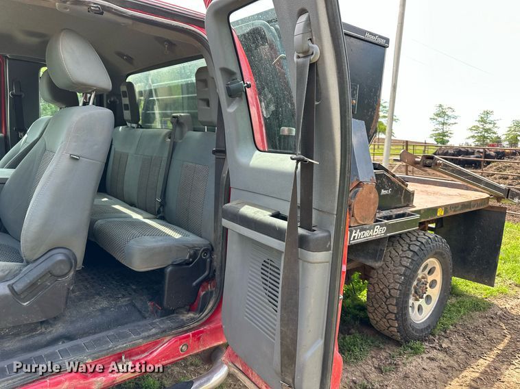 image for item DO5007 2011 Ford F350 Super Duty  SuperCab bale bed pickup truck