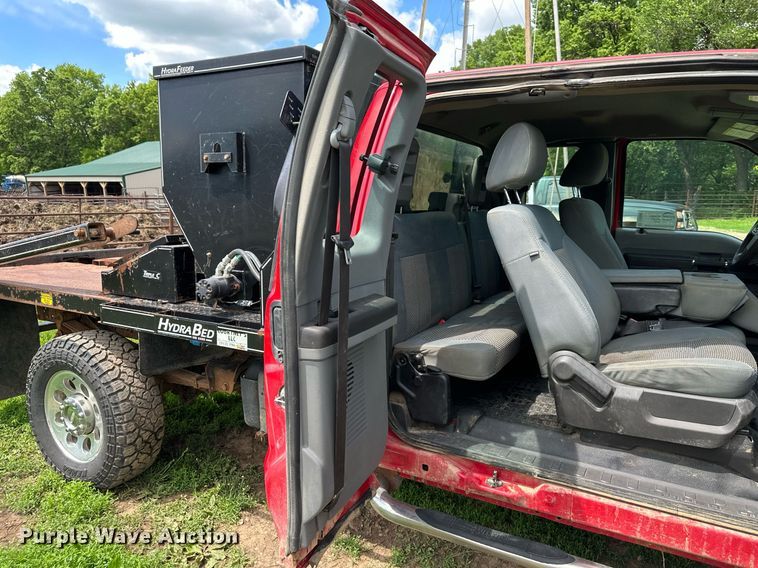 image for item DO5007 2011 Ford F350 Super Duty  SuperCab bale bed pickup truck