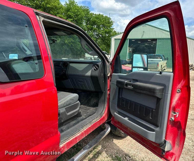 image for item DO5007 2011 Ford F350 Super Duty  SuperCab bale bed pickup truck