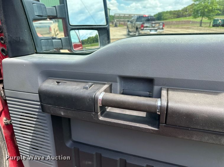 image for item DO5007 2011 Ford F350 Super Duty  SuperCab bale bed pickup truck