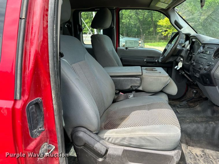 image for item DO5007 2011 Ford F350 Super Duty  SuperCab bale bed pickup truck