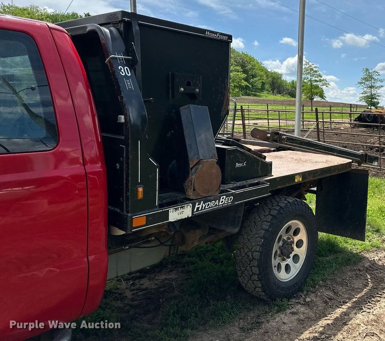 image for item DO5007 2011 Ford F350 Super Duty  SuperCab bale bed pickup truck
