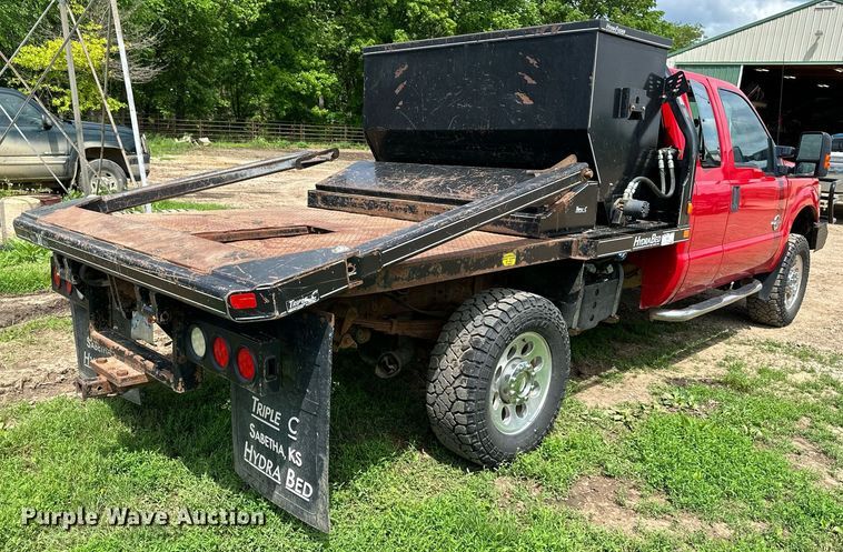 image for item DO5007 2011 Ford F350 Super Duty  SuperCab bale bed pickup truck