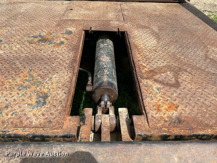 image for item DO5007 2011 Ford F350 Super Duty  SuperCab bale bed pickup truck