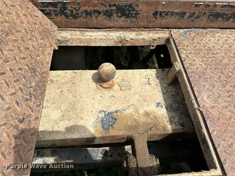 image for item DO5007 2011 Ford F350 Super Duty  SuperCab bale bed pickup truck