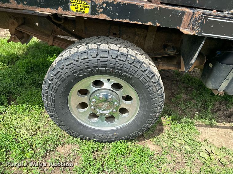 image for item DO5007 2011 Ford F350 Super Duty  SuperCab bale bed pickup truck