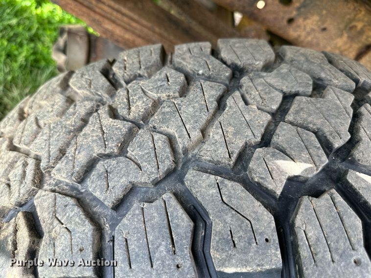 image for item DO5007 2011 Ford F350 Super Duty  SuperCab bale bed pickup truck