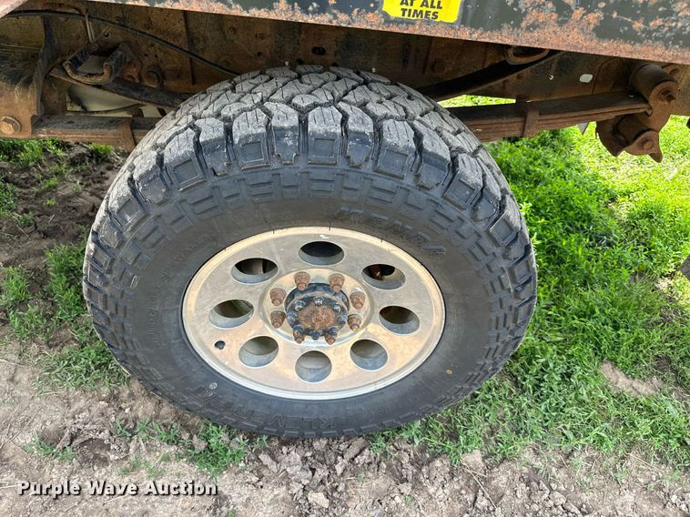 image for item DO5007 2011 Ford F350 Super Duty  SuperCab bale bed pickup truck