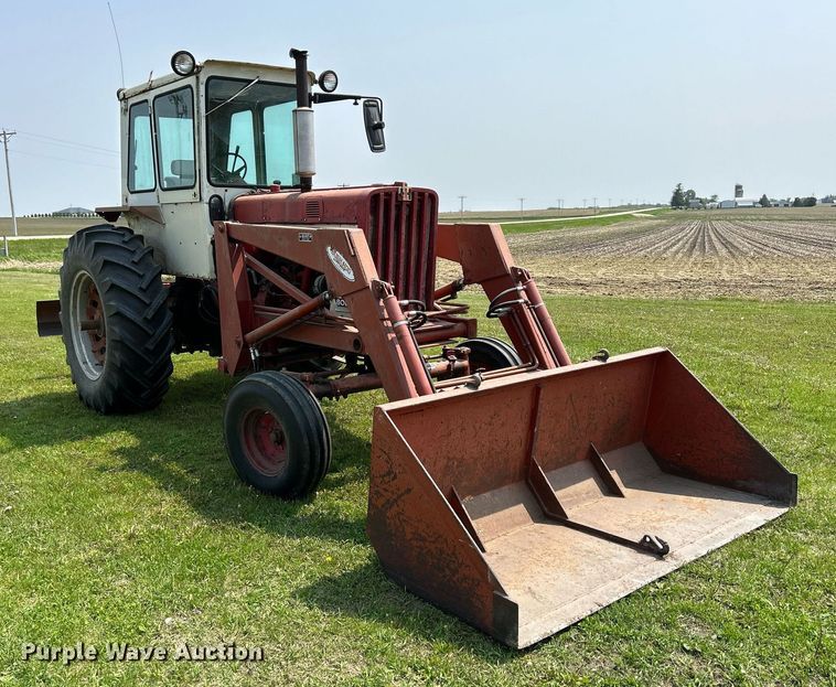 image for item DR4621 1964 International 806  tractor
