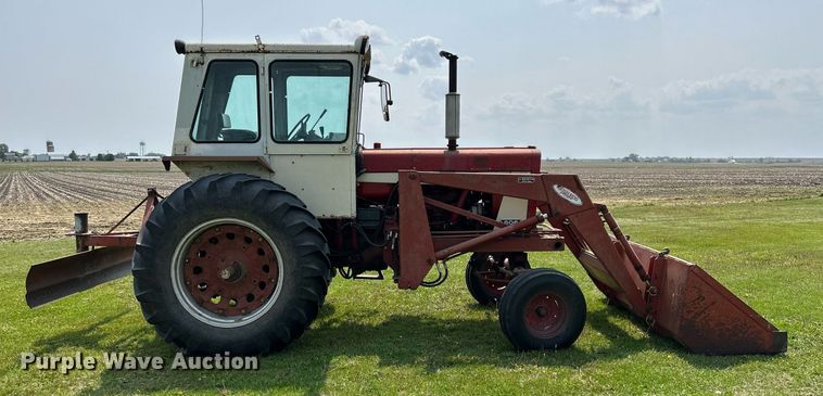 image for item DR4621 1964 International 806  tractor